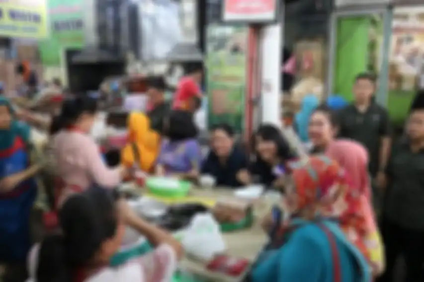Kedekatan ajudan Sandhyca Putrie dan Iriana Jokowi.