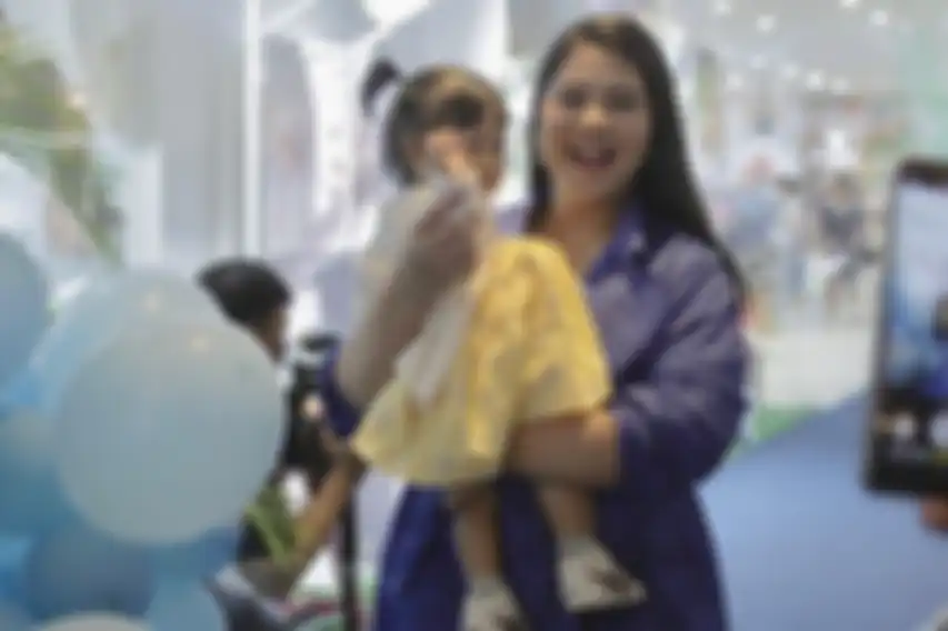 Meski Masih Balita, Cucu Jokowi Sedah Mirah Pakai Sepatu Branded Saat Pemotretan Bareng Kahiyang Ayu