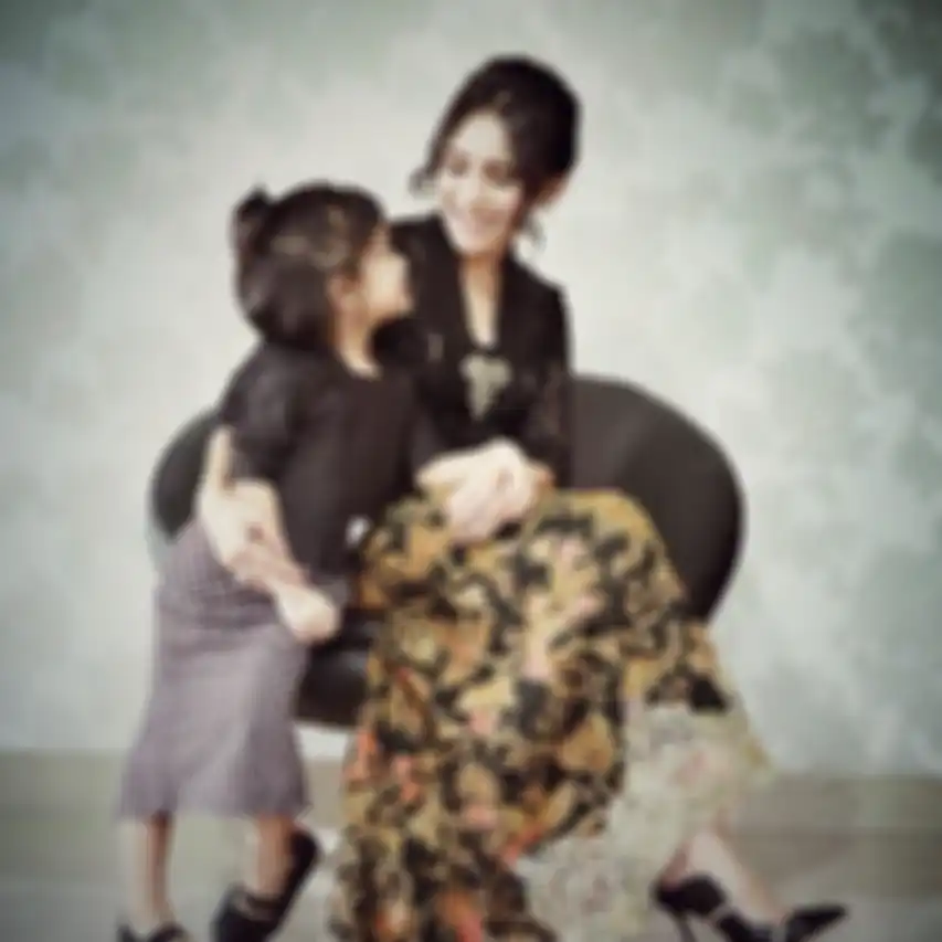 Ayu Ting Ting dan Bilqis dalam balutan kebaya hitam