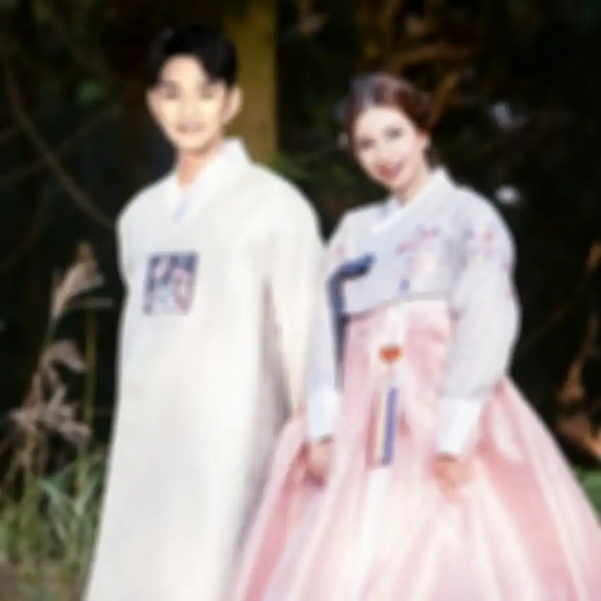 Foto editan memperlihatkan Rossa tradisional Korea saat foto pre wedding