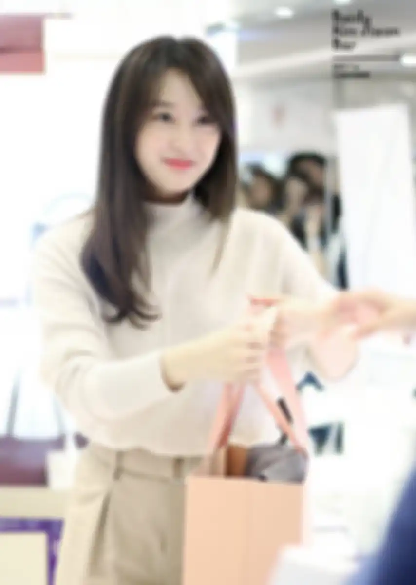 Kim Ji Won turtleneck dan skirt