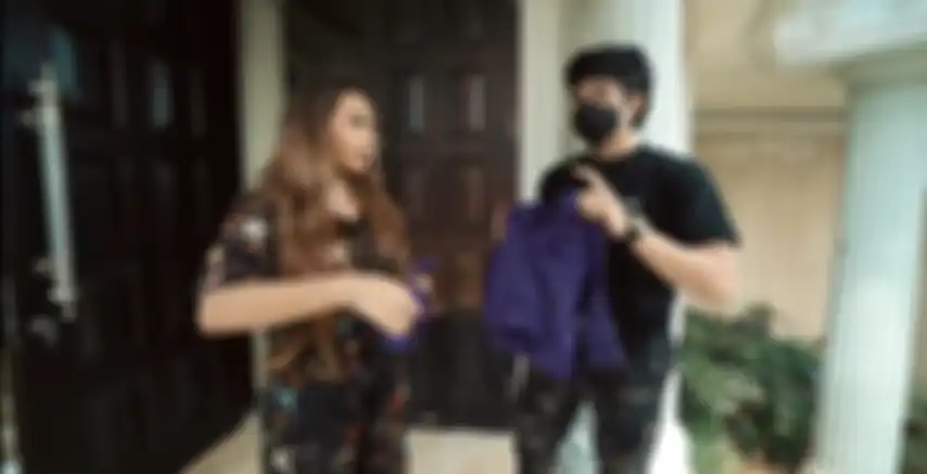Aurel Hermansyah dan Atta Halilintar melihat baju tidur bayi  