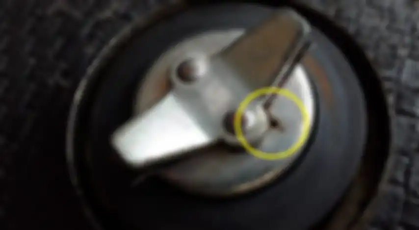 Lubang sirkulasi udara di tutup tangki motor.