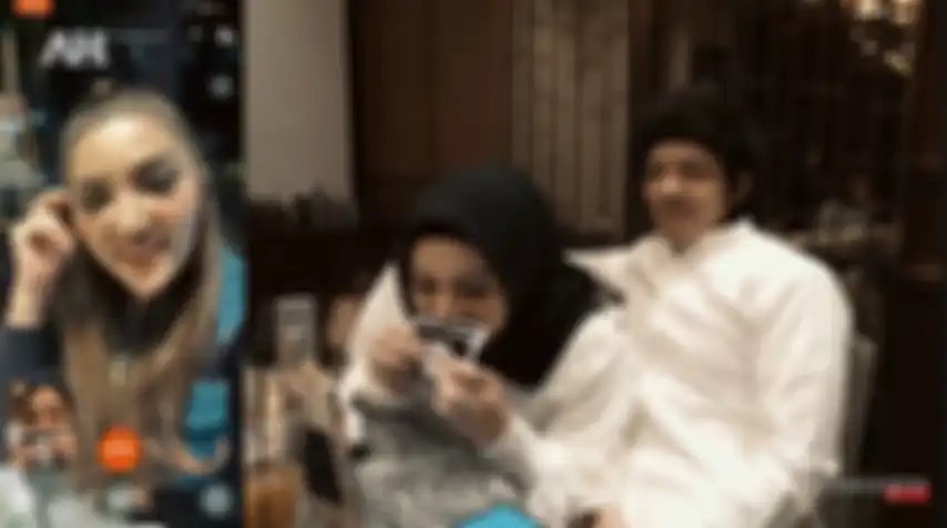 Atta Halilintar dan istrinya saat memberi kabar Aurel hamil kepada Ashanty