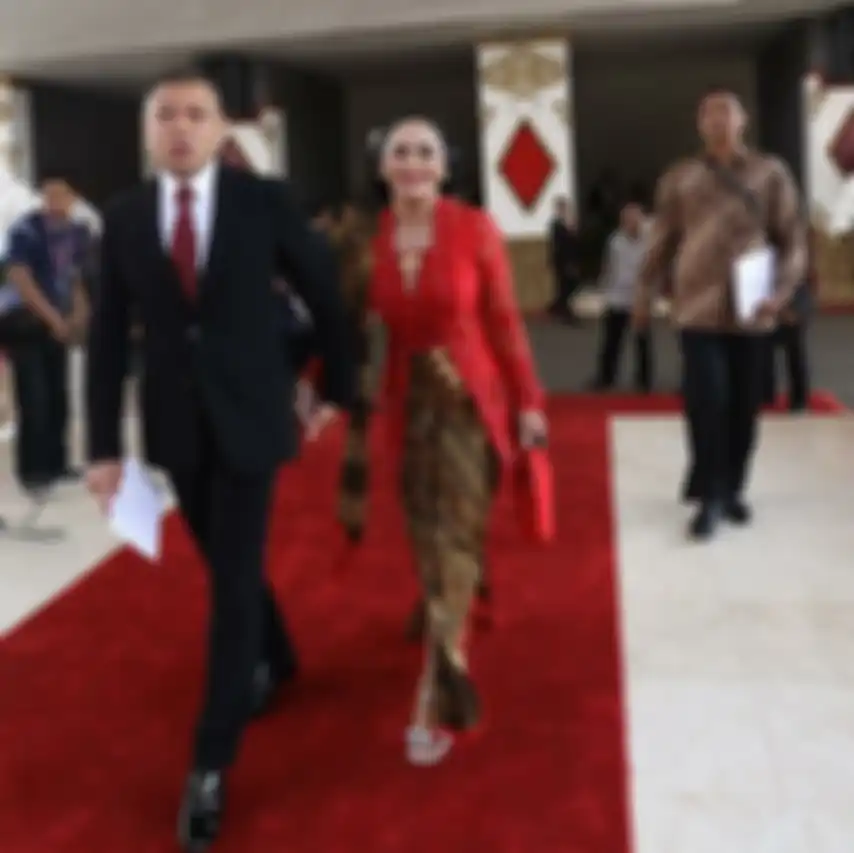 Foto Raul Lemos mendampingi KD di gedung DPR menuai komentar. Rupanya lebih dari separuh gaji KD sebagai anggota DPR harus kembali ke rakyat.