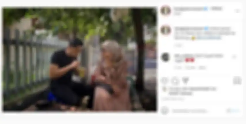 Hengky Kurniawan minum es jadul di pinggir jalan ajak Sonya Fatmala.