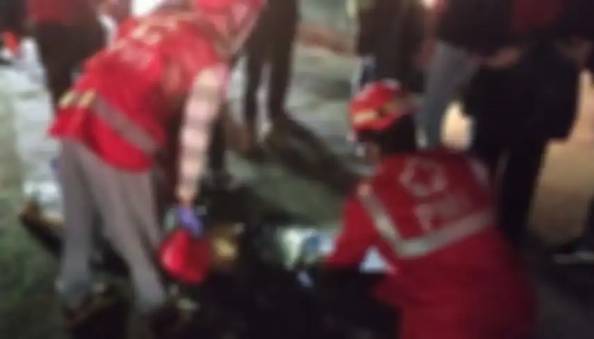 Tim medis PMI Kota Malang saat mengecek kondisi korban, Aji Firmanto, TikTokers asal Malang yang tewas kecelakaan di Jalan Veteran Kota Malang, Selasa (2/8/2022) dini hari. 