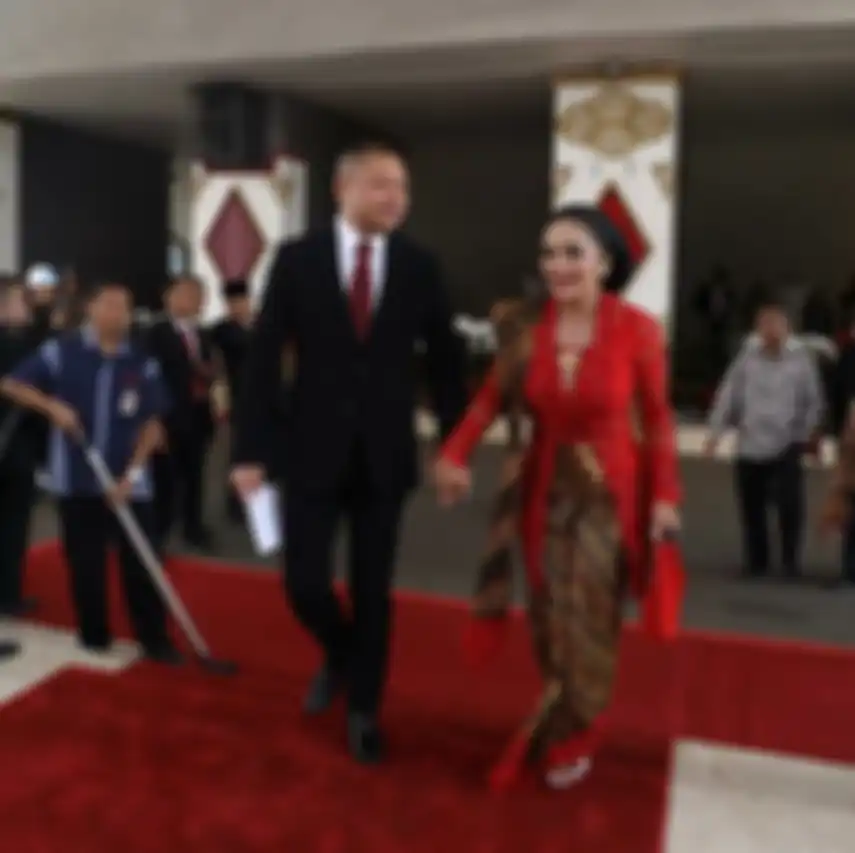 Pengusaha Raul Lemos memamerkan foto makan jagung bareng pendukung istrinya, Krisdayanti (KD). Kini gaji KD sebagai anggota DPR jadi sorotan.