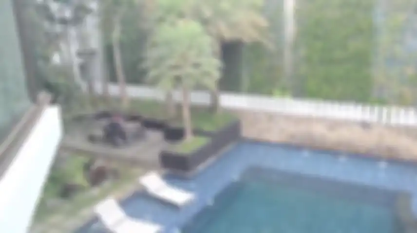 Pemandangan kolam renang dari kamar Momo