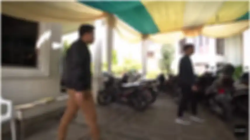 Belasan motor bebek terpakir di halaman rumah Anang