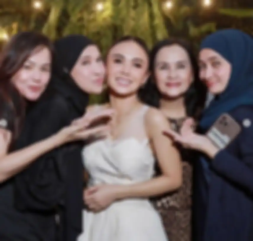 Yuni Shara dengan para sahabatnya