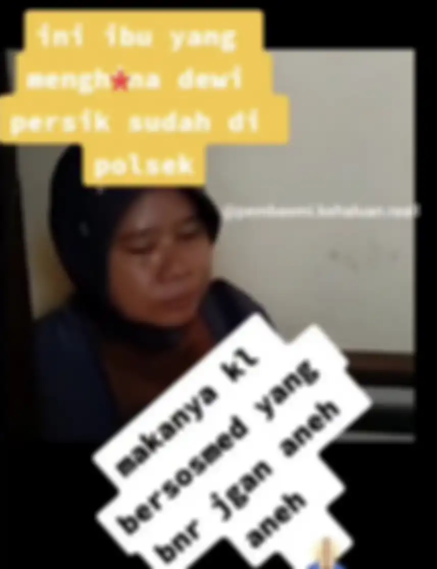 Ini foto tampang ibu-ibu fans Leslar penghina Dewi Perssik yang nangis kejer di kantor polisi. Gagah berani bilang sang biduan mandul.