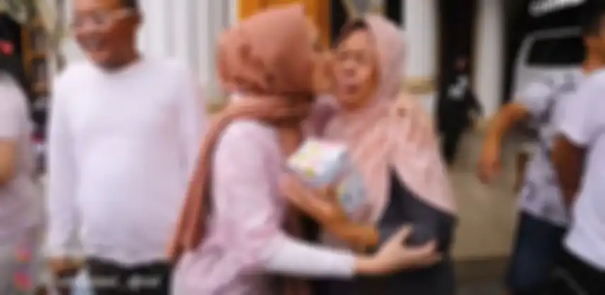 Ibunda Sule menangis saat diberi ucapan selamat ulang tahun oleh Nathalie Holscher