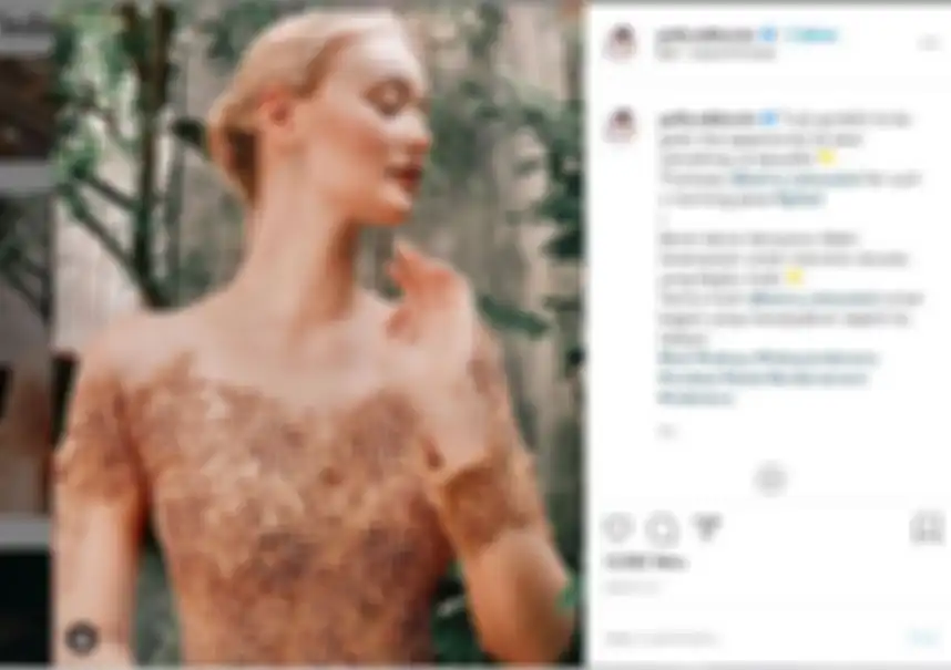 Polly mengenakan kebaya
