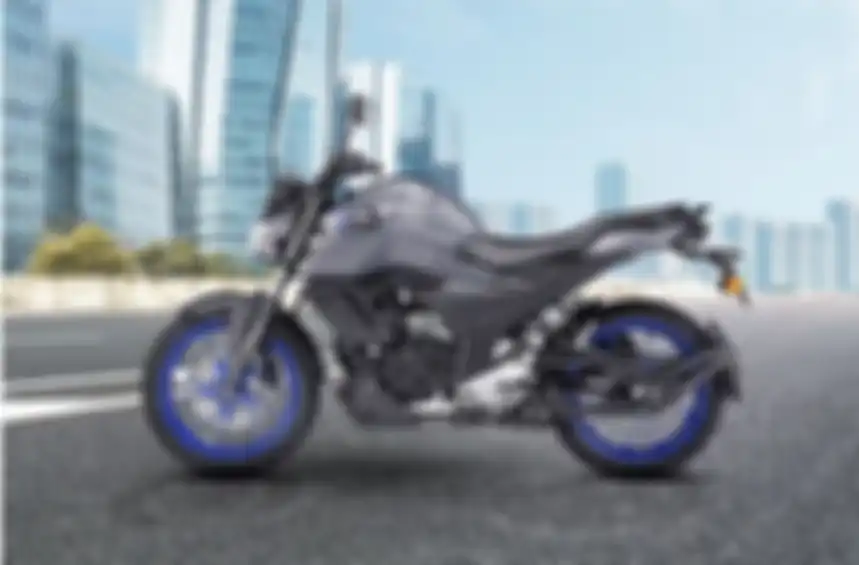 Motor baru Yamaha FZ-S Fi 2025 dilihat dari sisi kiri.