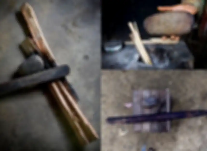 Batu dan kayu panas yang digunakan.