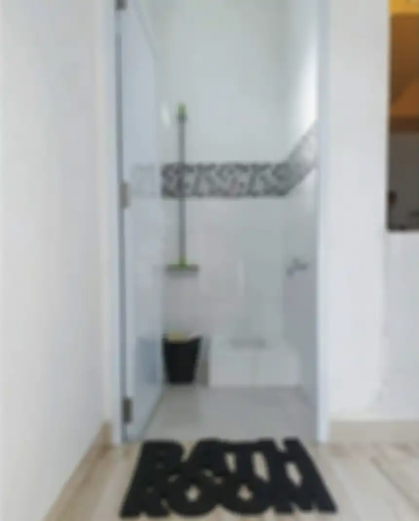 Desain kamar mandi memanjang auto dipilih Ibu-ibu karena alasan ini. Dengan mengusung gaya minimalis, intip 7 foto hasilnya yuk!