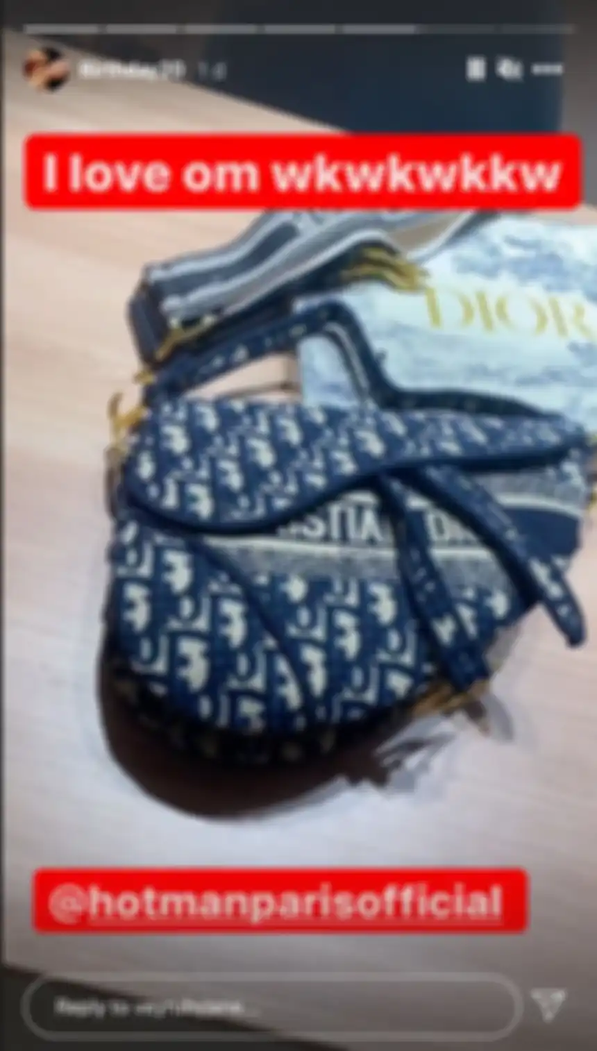 Usai heboh hadiah tas mewah Hotman Paris untuk Vey Ruby Jane, sang pengacara rela cuma terima bayaran segini dari istri seteru abadinya.