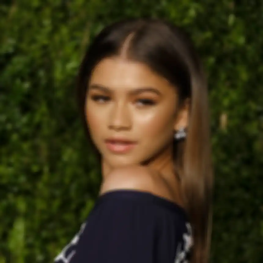 Zendaya rambut lurus