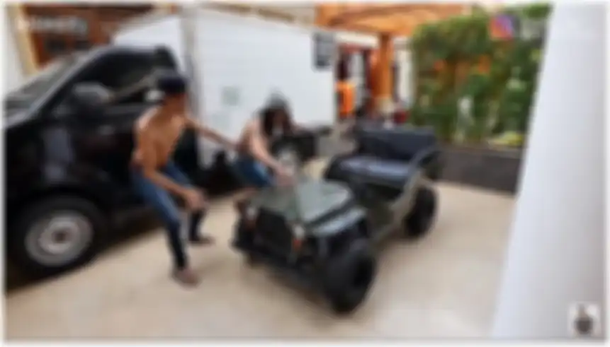 Mobil jeep mini dan mobil box milik Sule