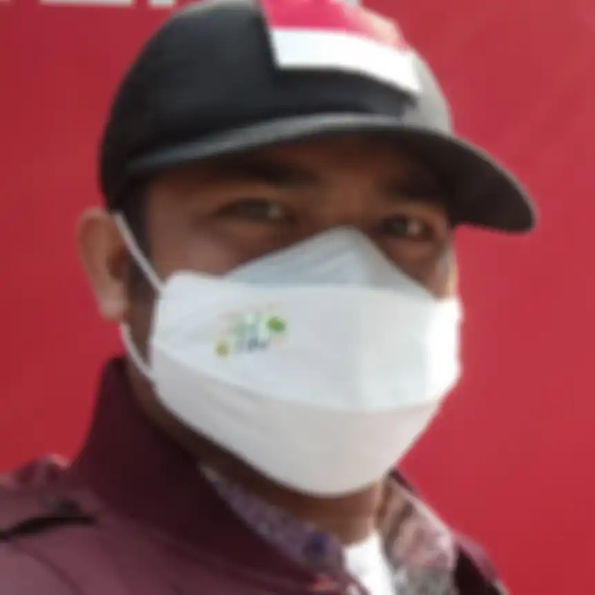 Dari akun Facebook miliknya, mantan satpam KPK Iwan Ismail ternyata anggota gerakan pemuda yang terlibat misi pengamanan. Ini foto tampangnya.