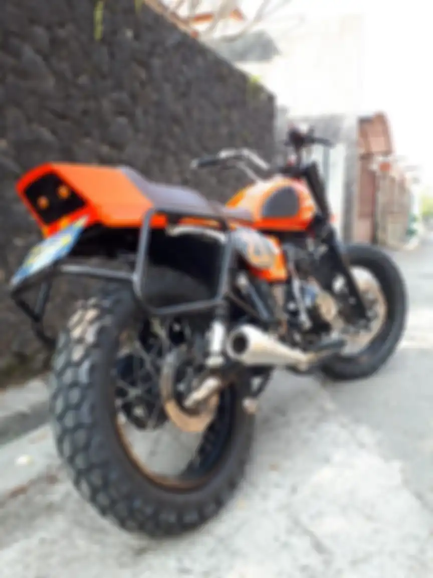 Knalpot kustom stainless steel ikut dipasang biar suaranya makin garang