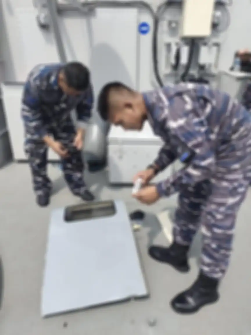 Ini sosok pilot pesawat latih TNI AL yang jatuh di Selat Madura. Foto terkininya masih misterius. TNI AL melakukan operasi pencarian.