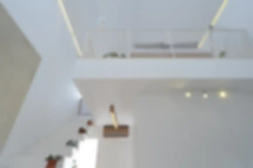 Kamar tidur ini berada di lantai 2 yang menyerupai mezanin