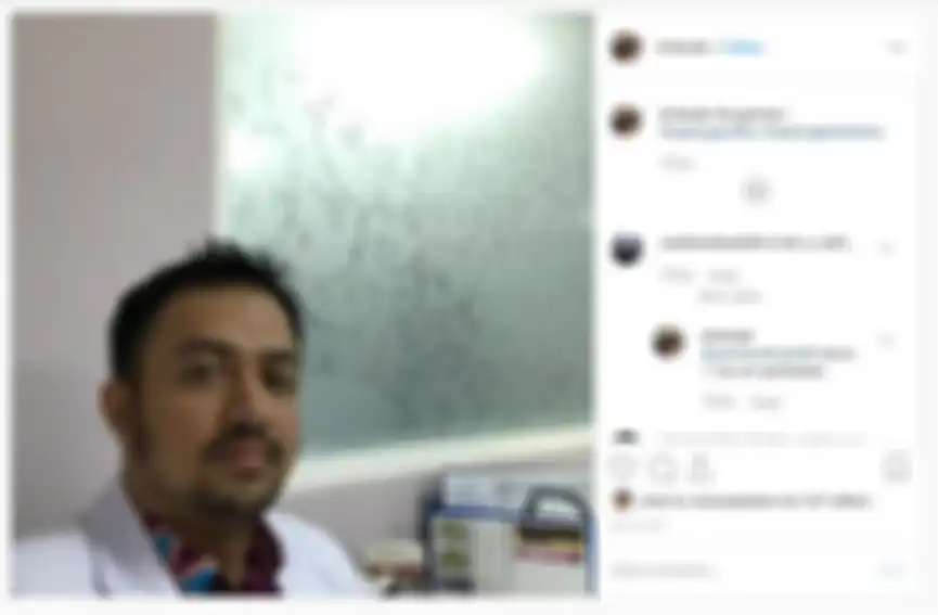 Dokter Farabi dengan  jas kebanggaannya
