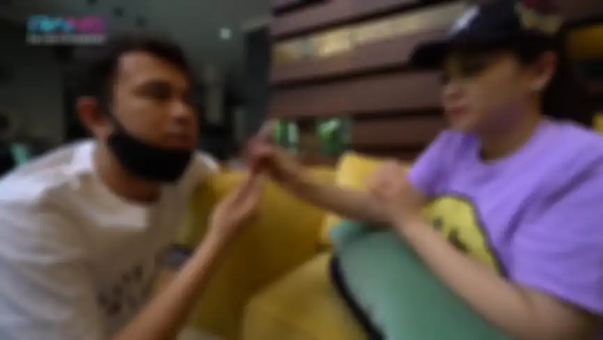 Nagita Slavina merebut HP dari Raffi Ahmad
