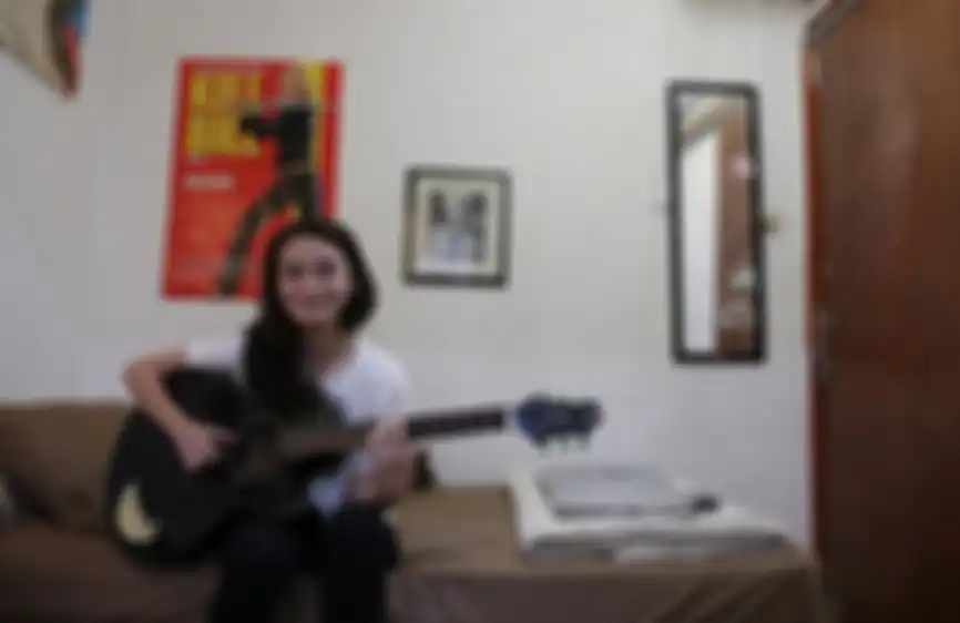Cewek Hai Jubilee Marisa Guitarra