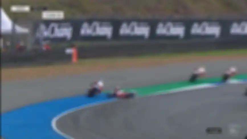 Pembalap Jepang, Amon Odaki terjatuh di race 1 Asia Talent Cup Thailand 2022.