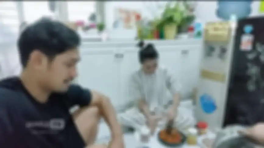 Ibnu Jamil menemani Ririn Ekawati memasak
