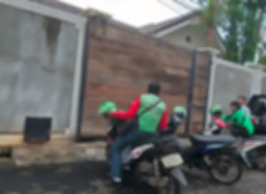 Tiga ojek online mendatangi rumah Luna Maya di kawasan Mampang, Jakarta Selatan, Jumat (12/4/2019).