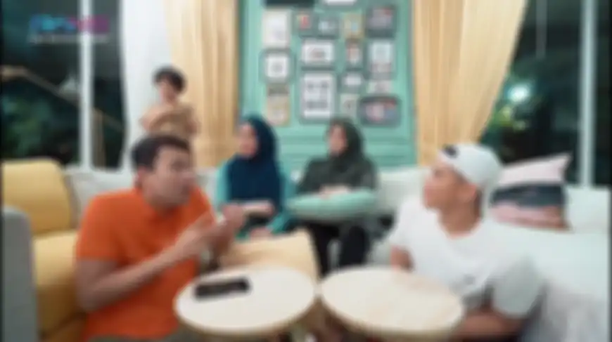 Nagita Slavina memukul Raffi Ahmad