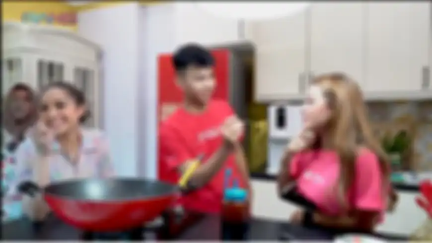 Dimas Ramadhan berusaha menyuapi Aurel Hermansyah