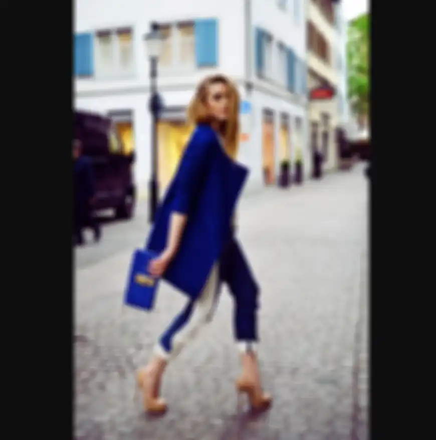 Inspirasi pakai outfit biru elektrik