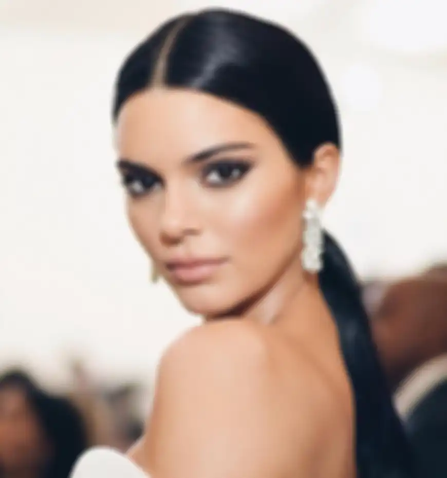 Kendall Jenner sleek ponytail dengan belahan tengah