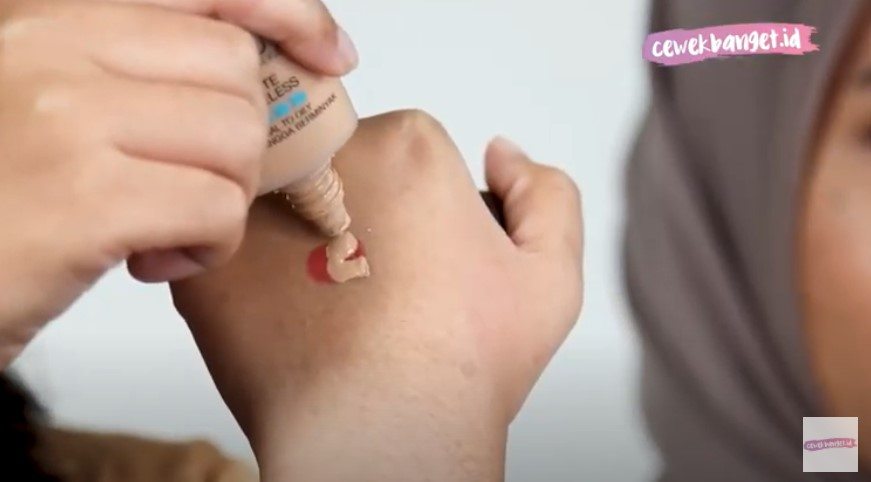 DIY blush on simpel: Campurkan lipstik dan foundation.