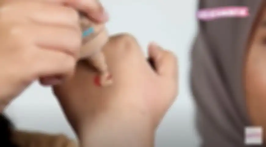 DIY blush on simpel: Campurkan lipstik dan foundation.