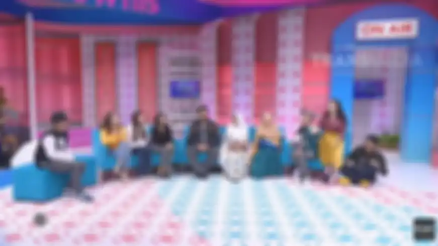 Ayu Ting Ting duduk di bahu sofa Ruben Onsu
