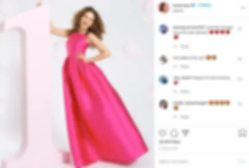 Komentar netizen saat melihat Luna Maya tampil beda dengan rambut keriting pakai dress pink rayakan ultah pertama bisnis kosmetik miliknya. 