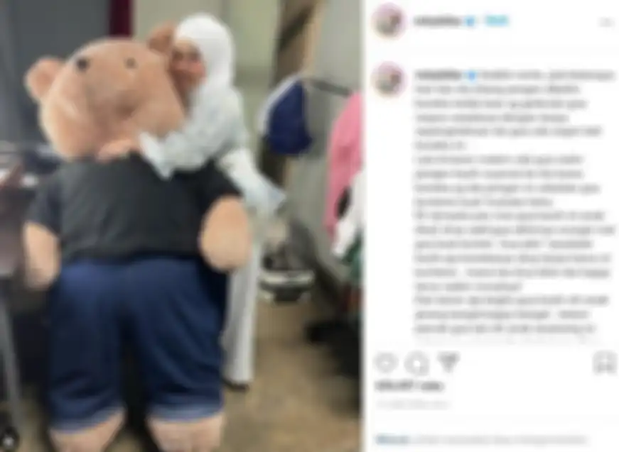 Rizky Billar memberi boneka teddy bear untuk Lesty Kejora.