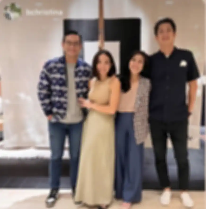 Baju panggung Gisella Anastasia tampak melorot hingga area sensitifnya tersingkap. Foto ekspresi kekasih Rino Soedarjo dikritik.