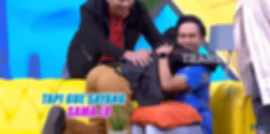 Dede Sunandar memeluk Anwar yang berkaca-kaca