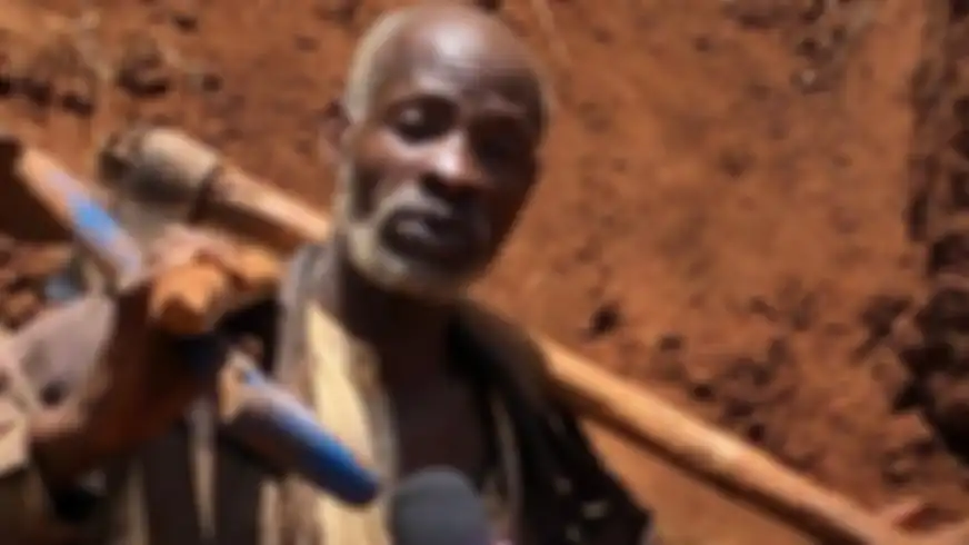 Nicholas Muchami (45) membangun sendiri jalan di desanya