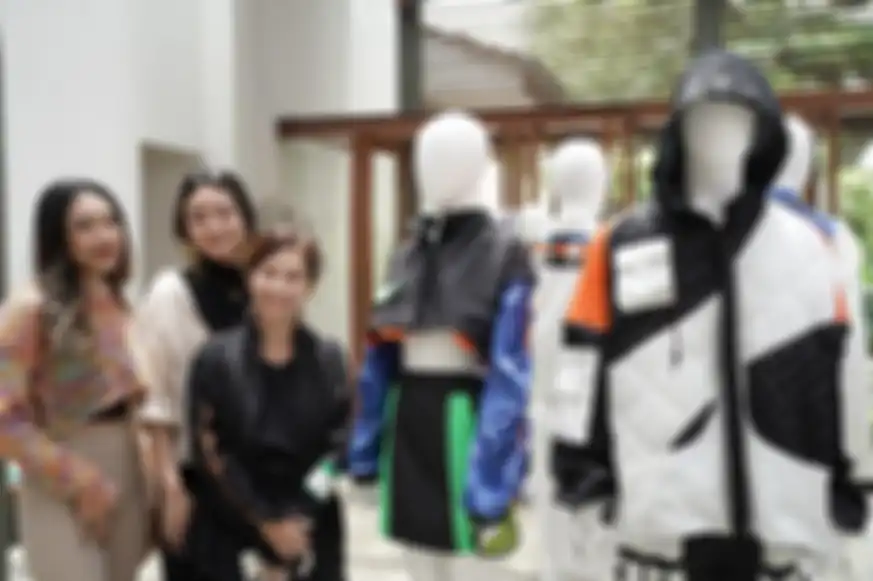 Dua mahasiswi Binus Internasional (kiri pertama, kiri kedua belakang) berhasil kembangkan ide membuat baju dari kain sisa tapi fashionable.