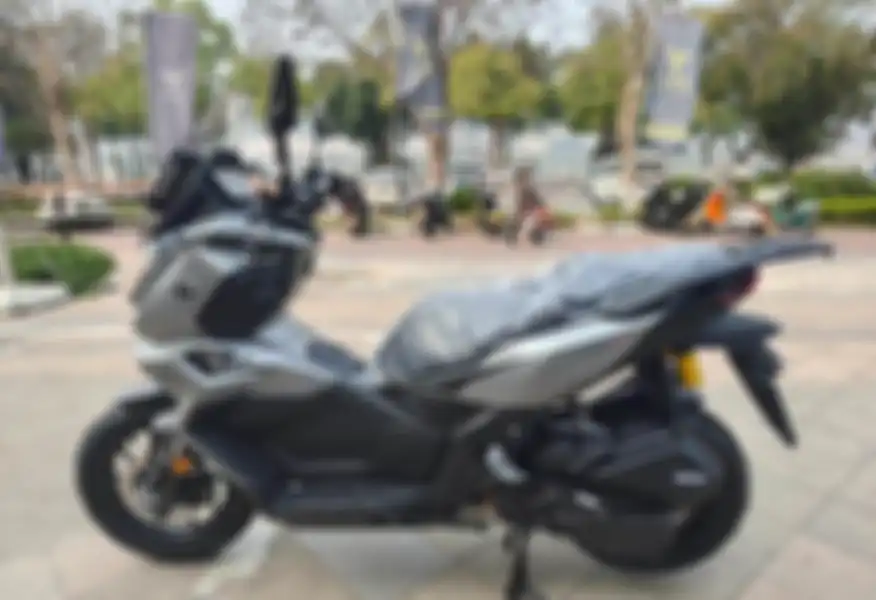 Sisi kiri motor matic baru Wuji SR250GT 2025.