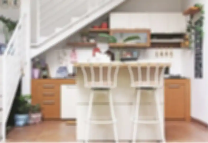 Desain dapur kecil di bawah tangga minimalis ini bikin mertua sampai ternganga. Kuncinya ada di bagian ini. Intip 6 foto rujukannya yuk.