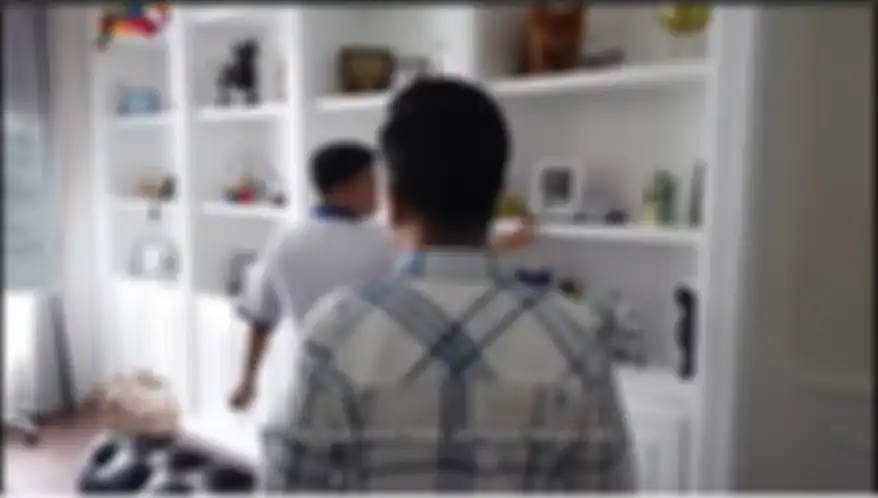 Lemari berisi foto keluarga Jordi Onsu